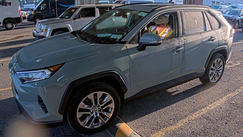 2021 Toyota RAV4 XLE Premiu photo