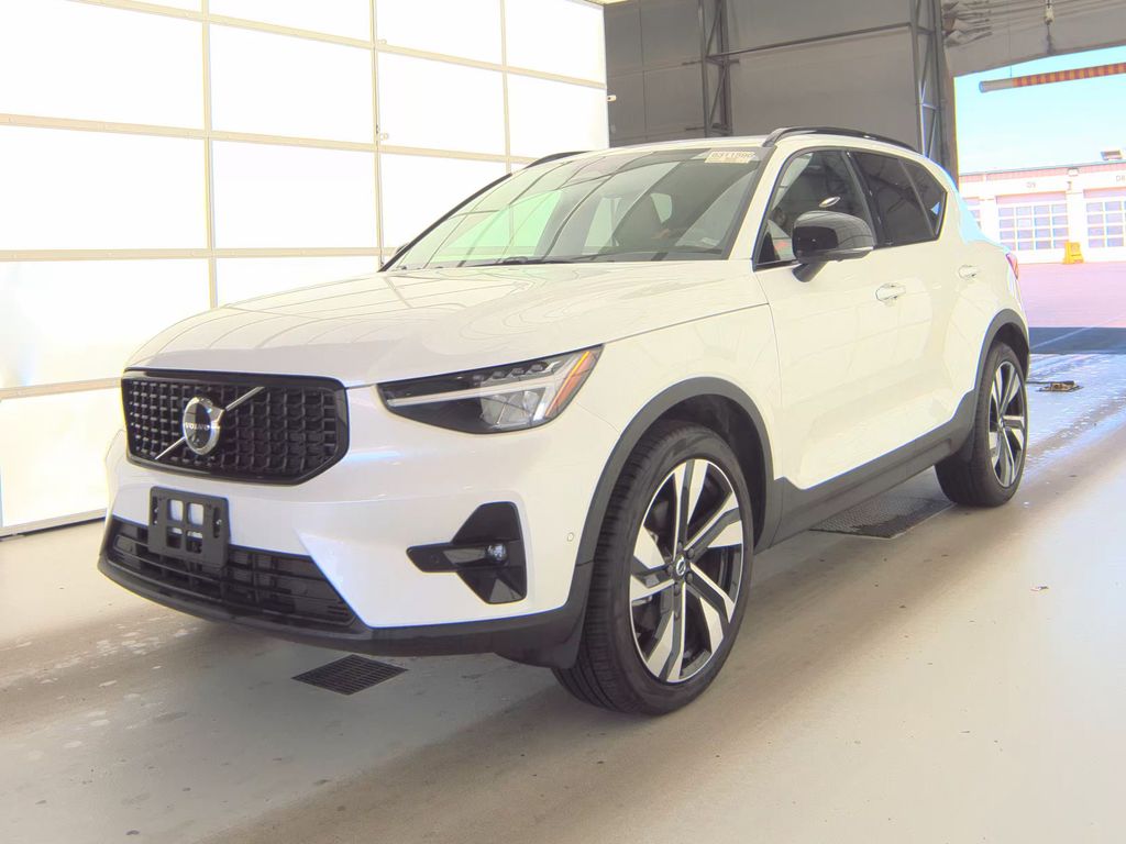 2025 Volvo XC40 Plus Dark photo