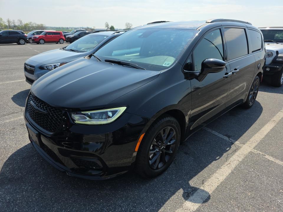 2021 Chrysler Pacifica Touring photo