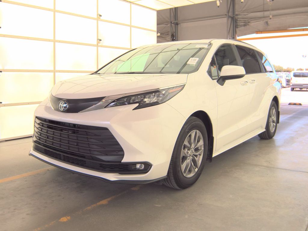 2025 Toyota Sienna XLE photo