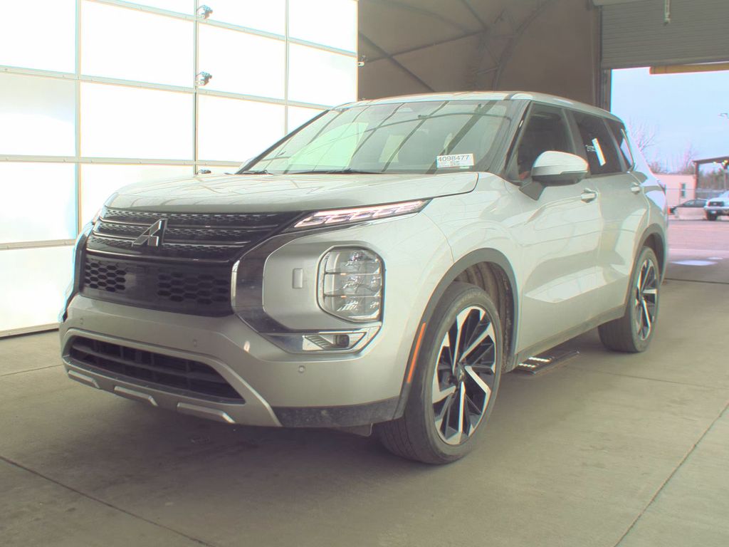 2024 Mitsubishi Outlander LE photo