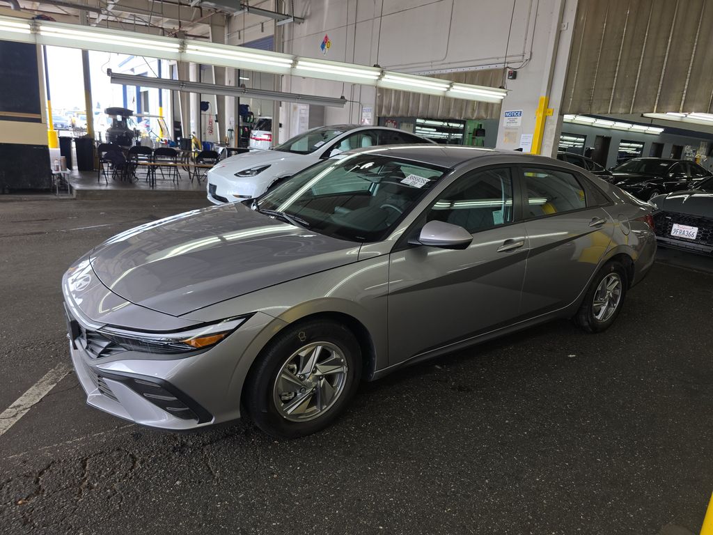 2025 Hyundai Elantra SE photo
