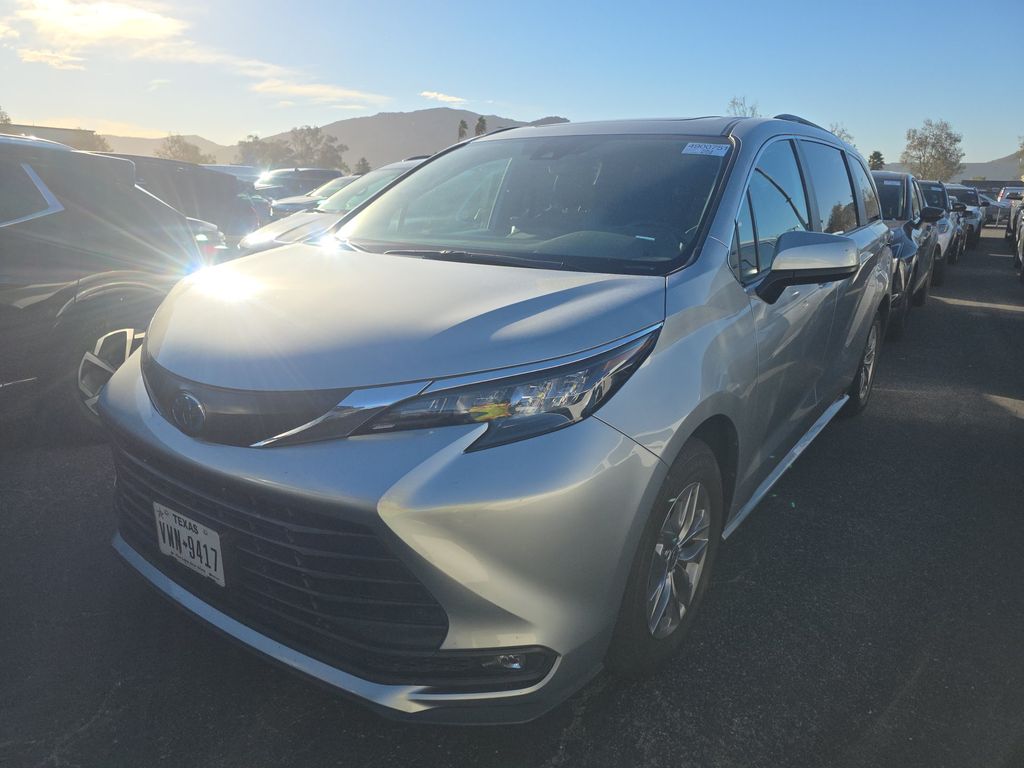 2025 Toyota Sienna XLE photo