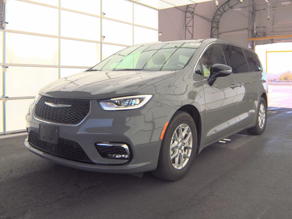 2025 Chrysler Pacifica Select photo