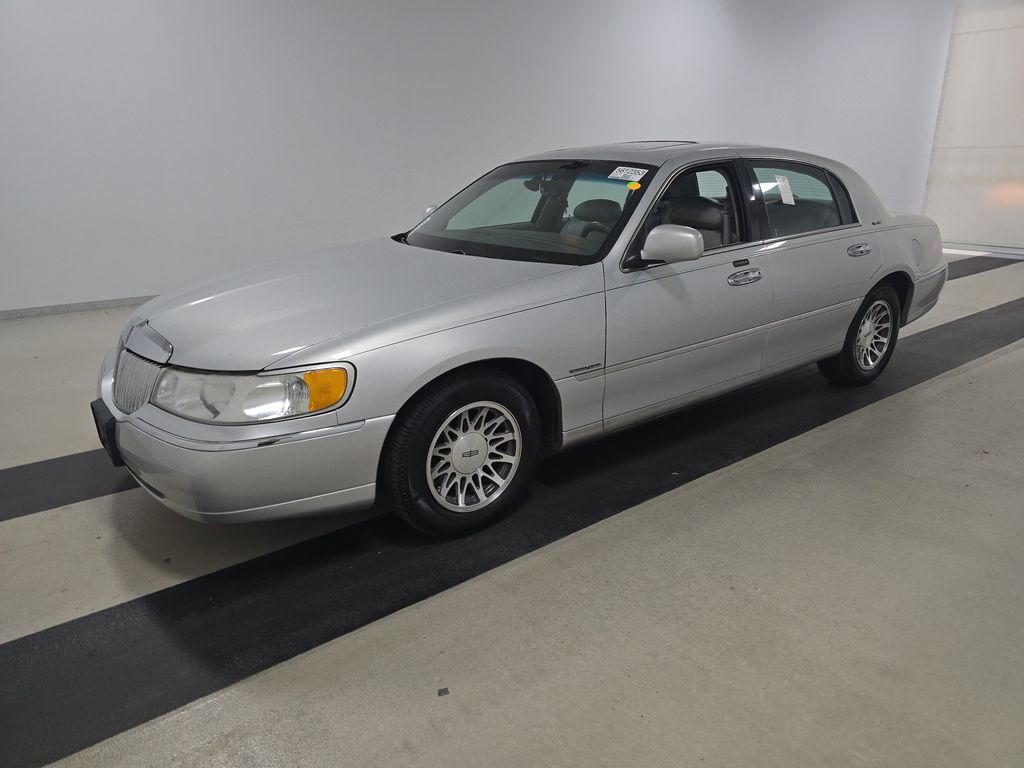 2000 Lincoln Town CAR Signature photo