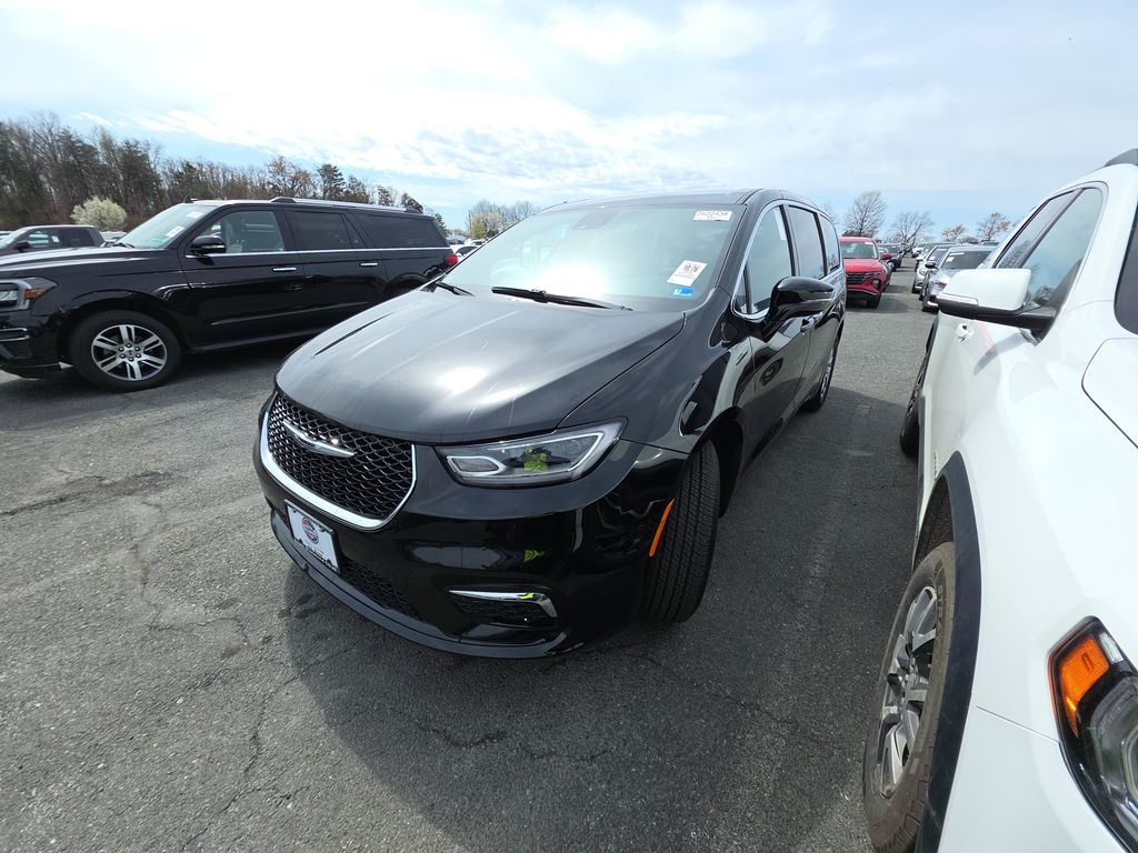 2026 Chrysler Pacifica Select photo