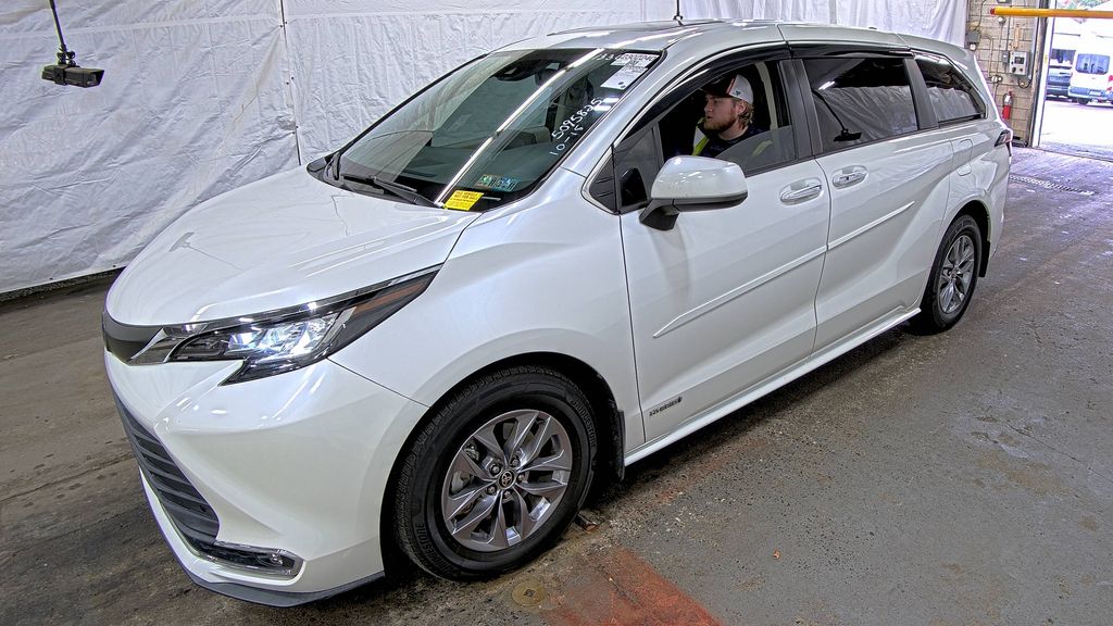 2021 Toyota Sienna XLE photo