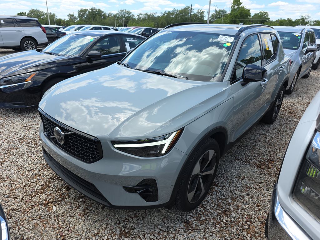 2026 Volvo XC40 Plus photo