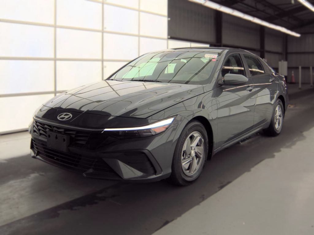 2025 Hyundai Elantra SE photo