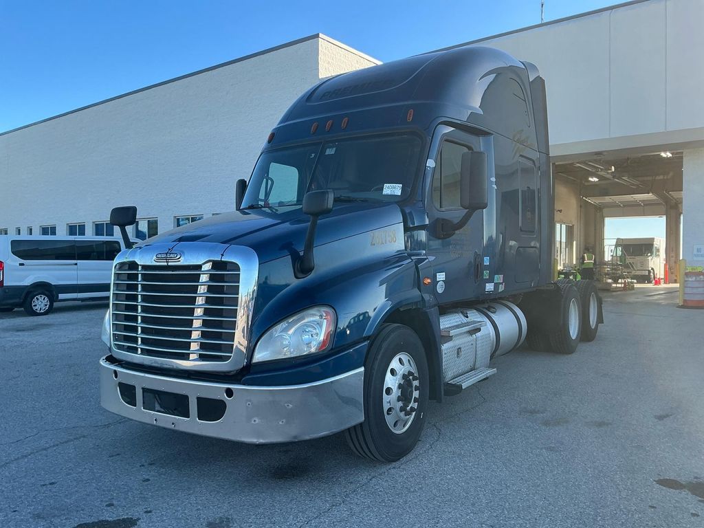 2018 Freightliner CA125SLP photo