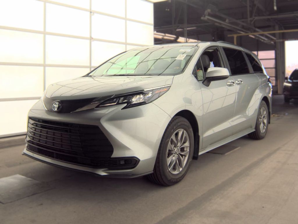 2025 Toyota Sienna XSE photo
