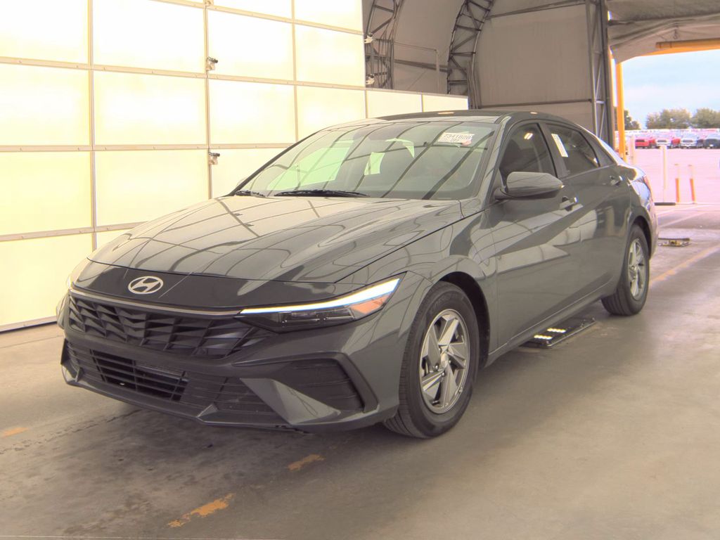 2025 Hyundai Elantra SE photo