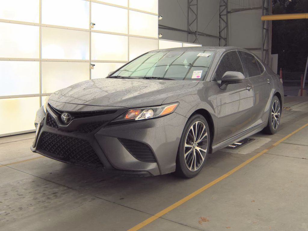 2019 Toyota Camry SE photo