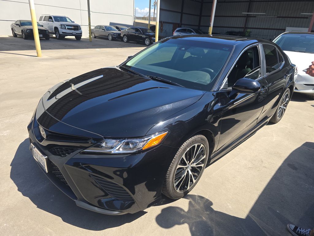 2018 Toyota Camry SE photo
