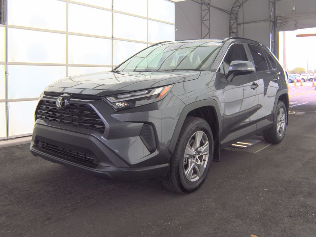 2025 Toyota RAV4 XLE photo