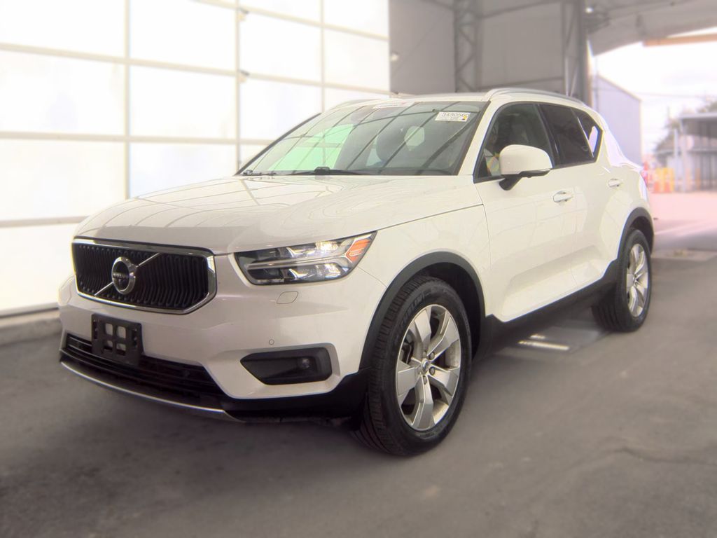 2021 Volvo XC40 Momentum photo