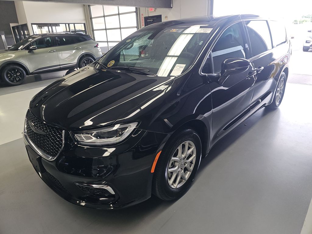 2026 Chrysler Pacifica Select photo