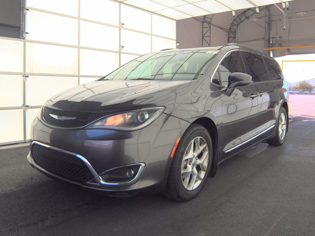 2017 Chrysler Pacifica Tourng PLS photo