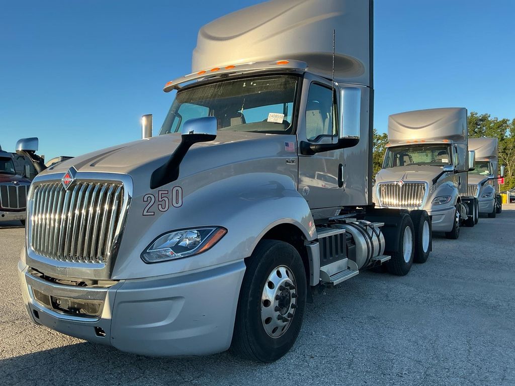 2021 International LT625 photo