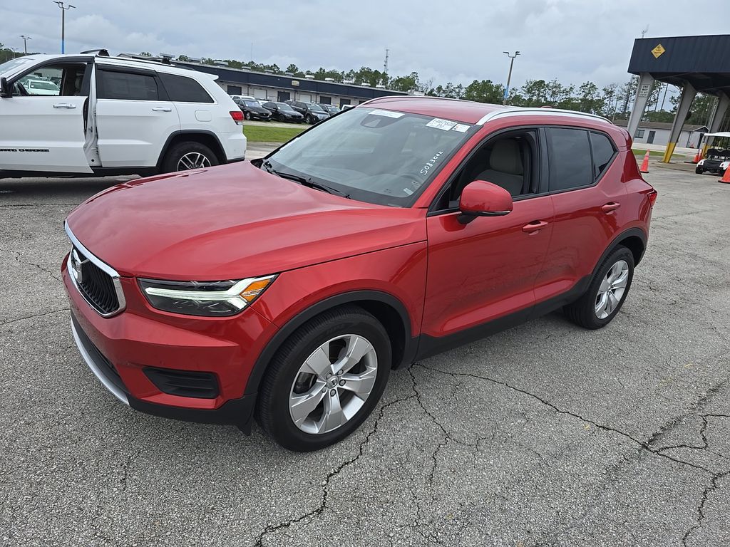 2020 Volvo XC40 Momentum photo