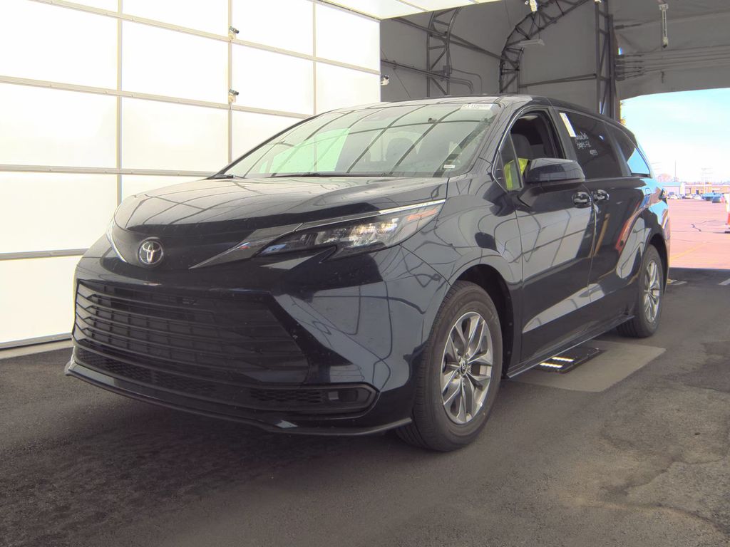 2026 Toyota Sienna LE photo