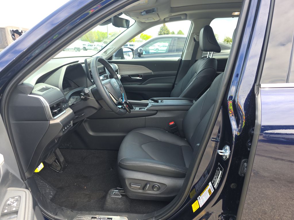 2026 Toyota Grand Highlander Hybrid LE photo