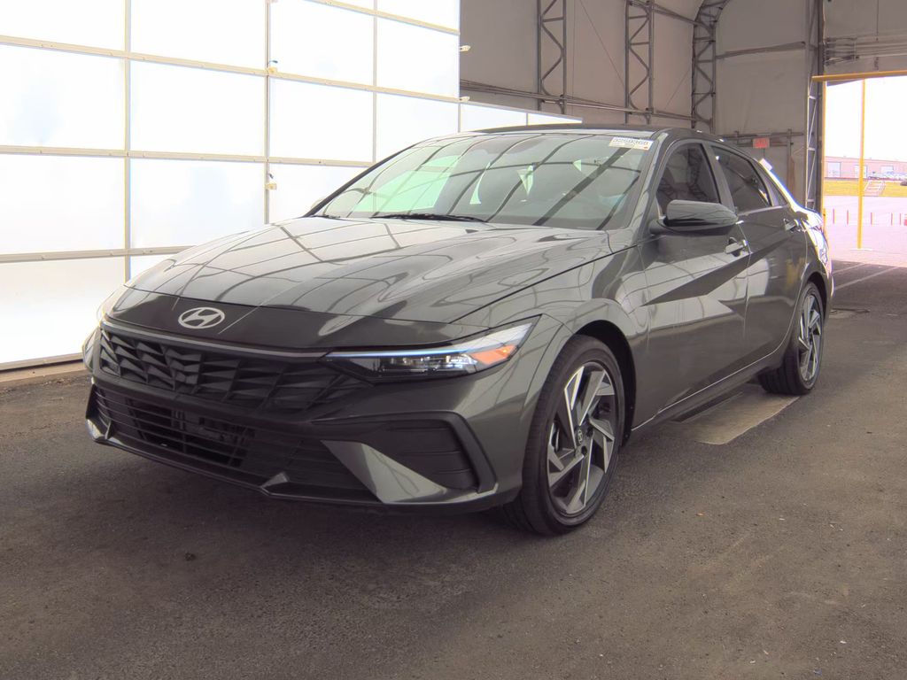 2025 Hyundai Elantra SEL Sport photo
