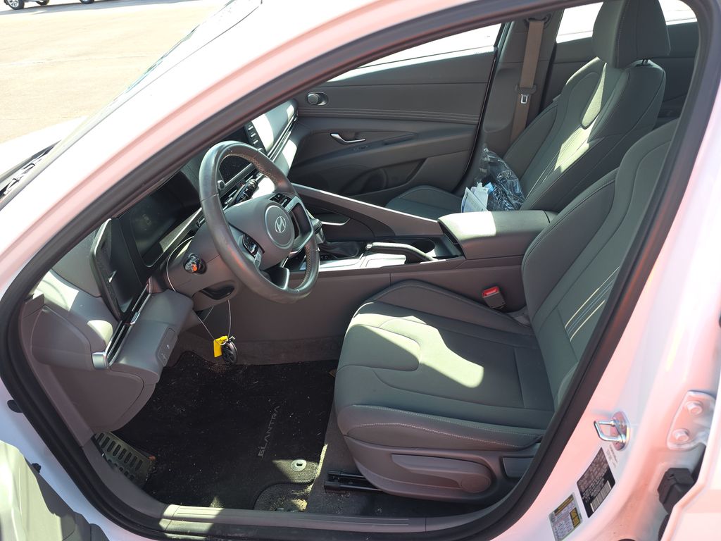 2025 Hyundai Elantra SEL Sport photo