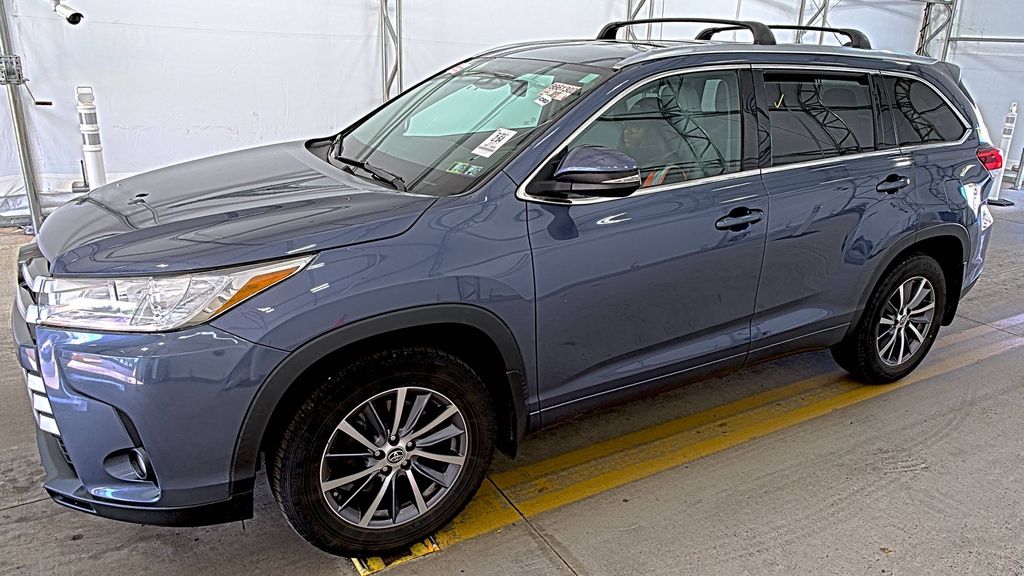 2017 Toyota Highlander XLE photo