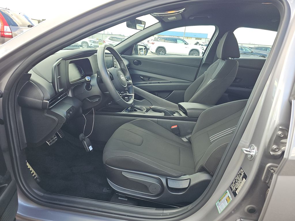 2025 Hyundai Elantra SEL Sport photo