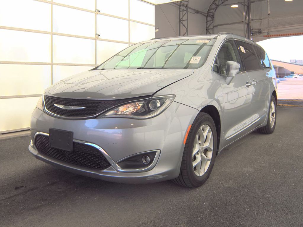 2017 Chrysler Pacifica Tourng PLS photo