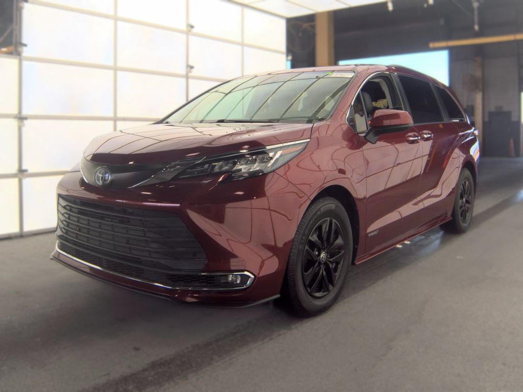 2021 Toyota Sienna XLE photo