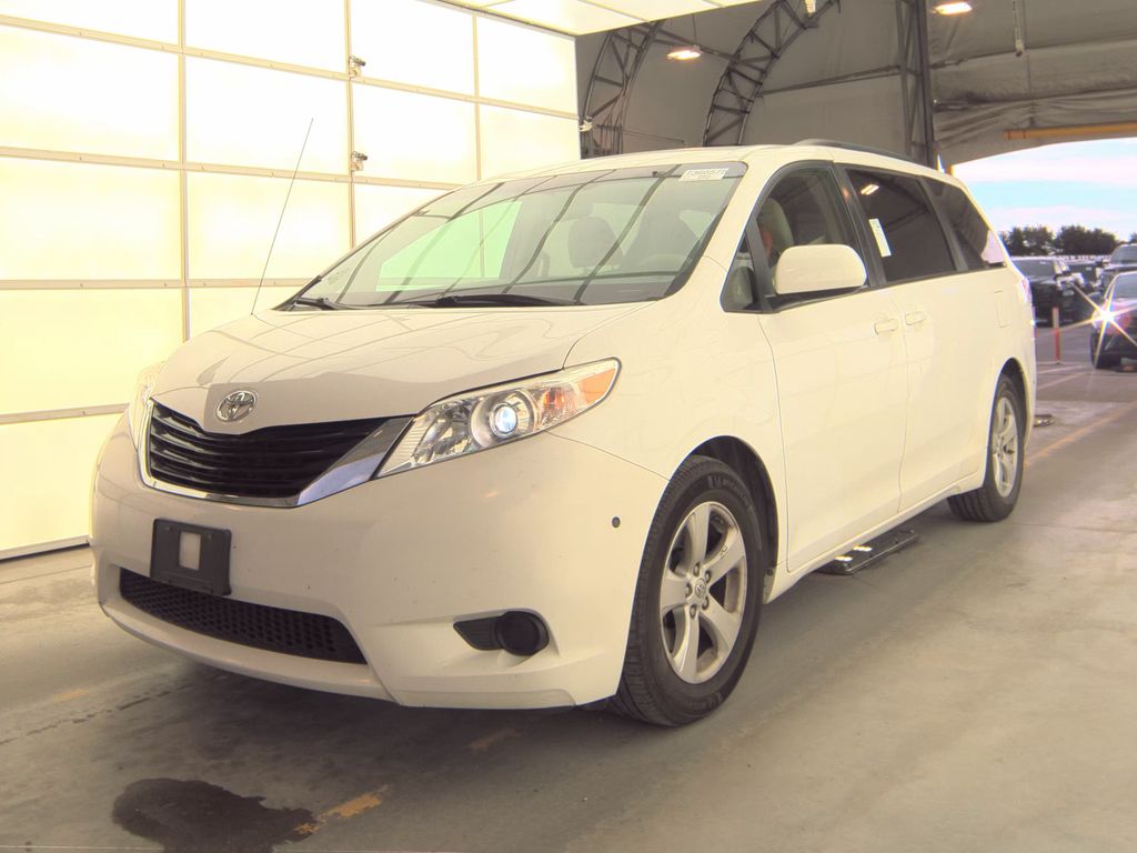 2014 Toyota Sienna LE photo