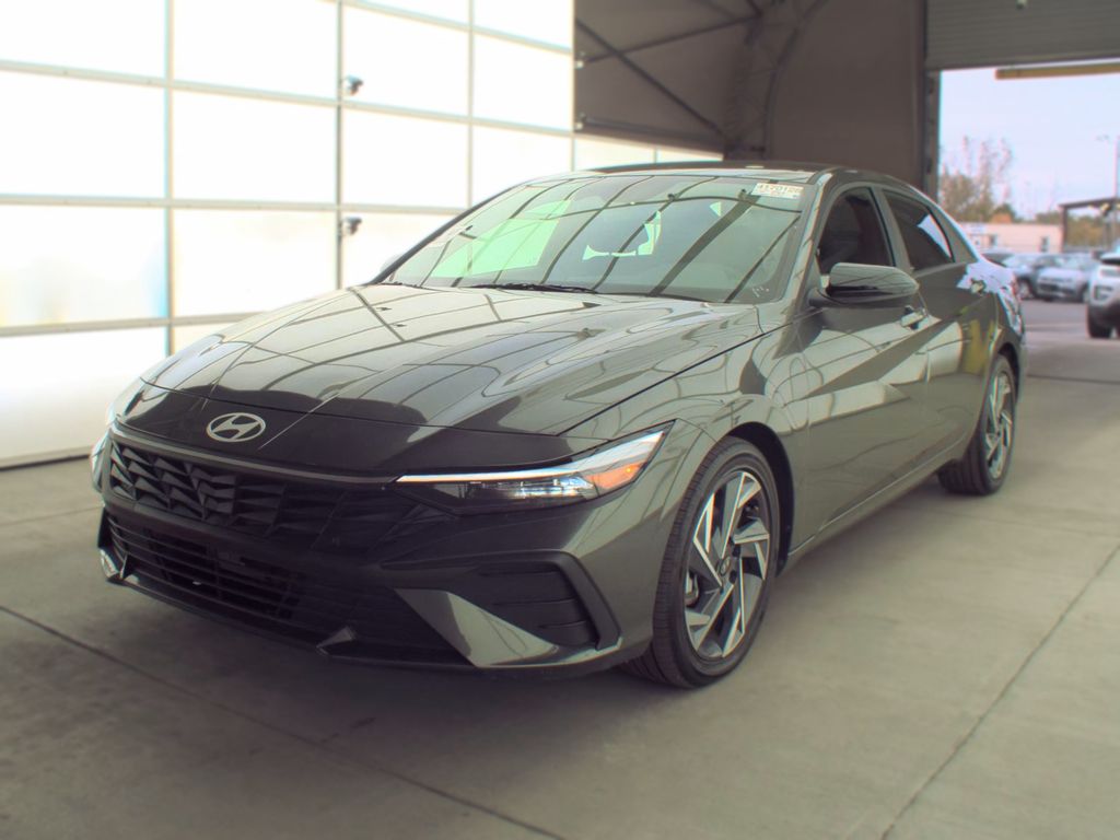 2025 Hyundai Elantra SEL Sport photo