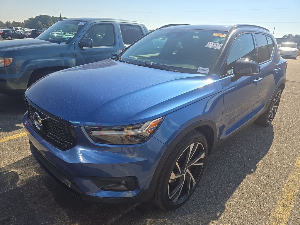 2021 Volvo XC40 R-Design photo