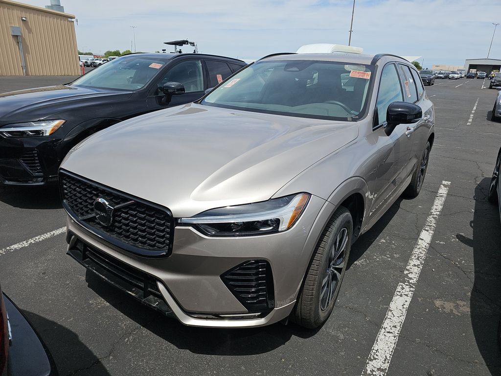 2025 Volvo XC60 Core photo