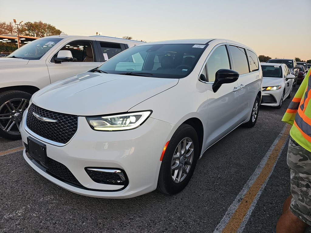 2026 Chrysler Pacifica Select photo