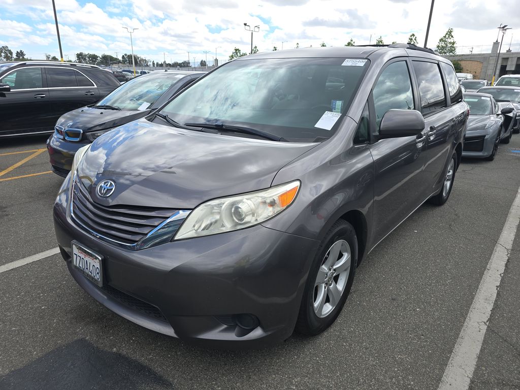 2017 Toyota Sienna LE photo