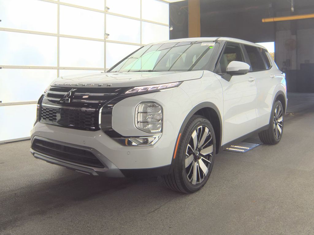 2025 Mitsubishi Outlander SE photo