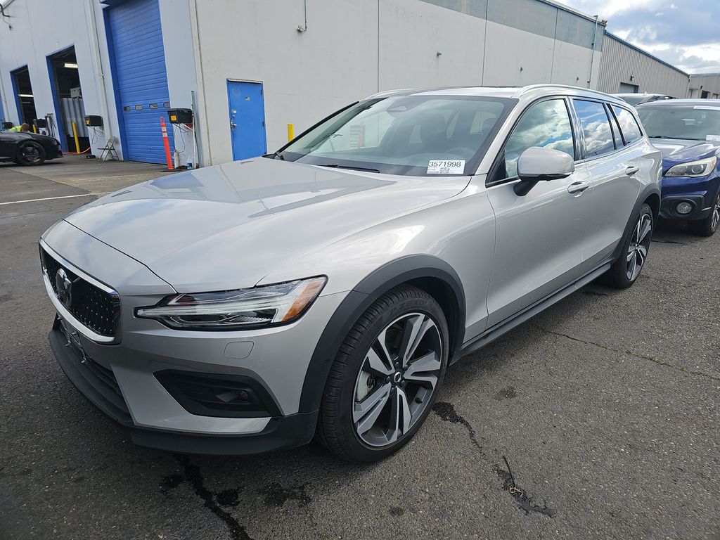 2025 Volvo V60 Plus photo