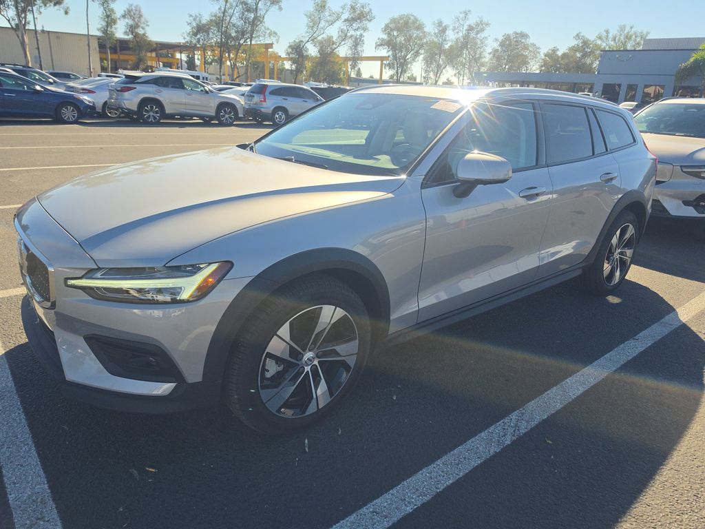 2025 Volvo V60 Cross Cntry Plus photo