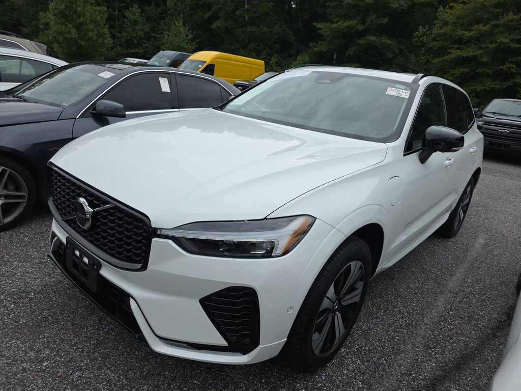 2025 Volvo XC60 Plus photo