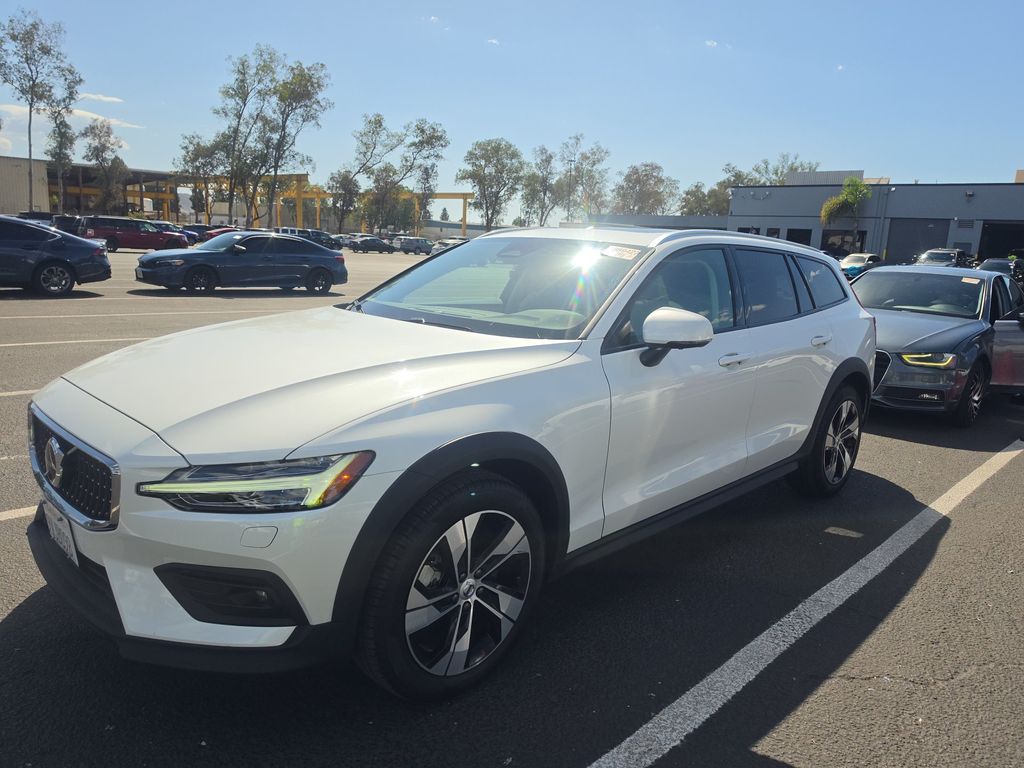 2025 Volvo V60 Cross Cntry Plus photo