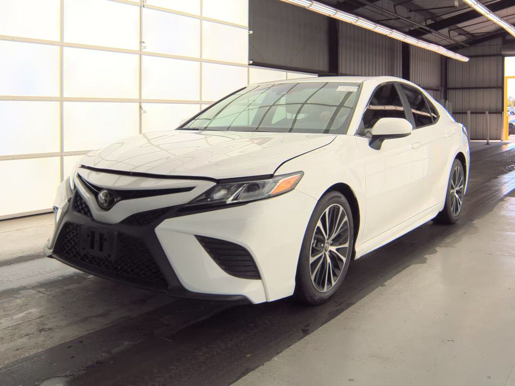 2018 Toyota Camry SE photo
