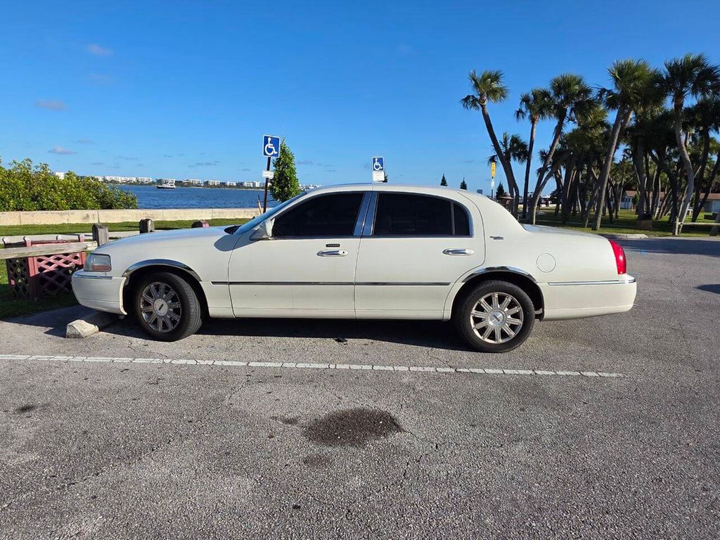 2006 Lincoln Town CAR Signature Limited 4DR Sedan photo