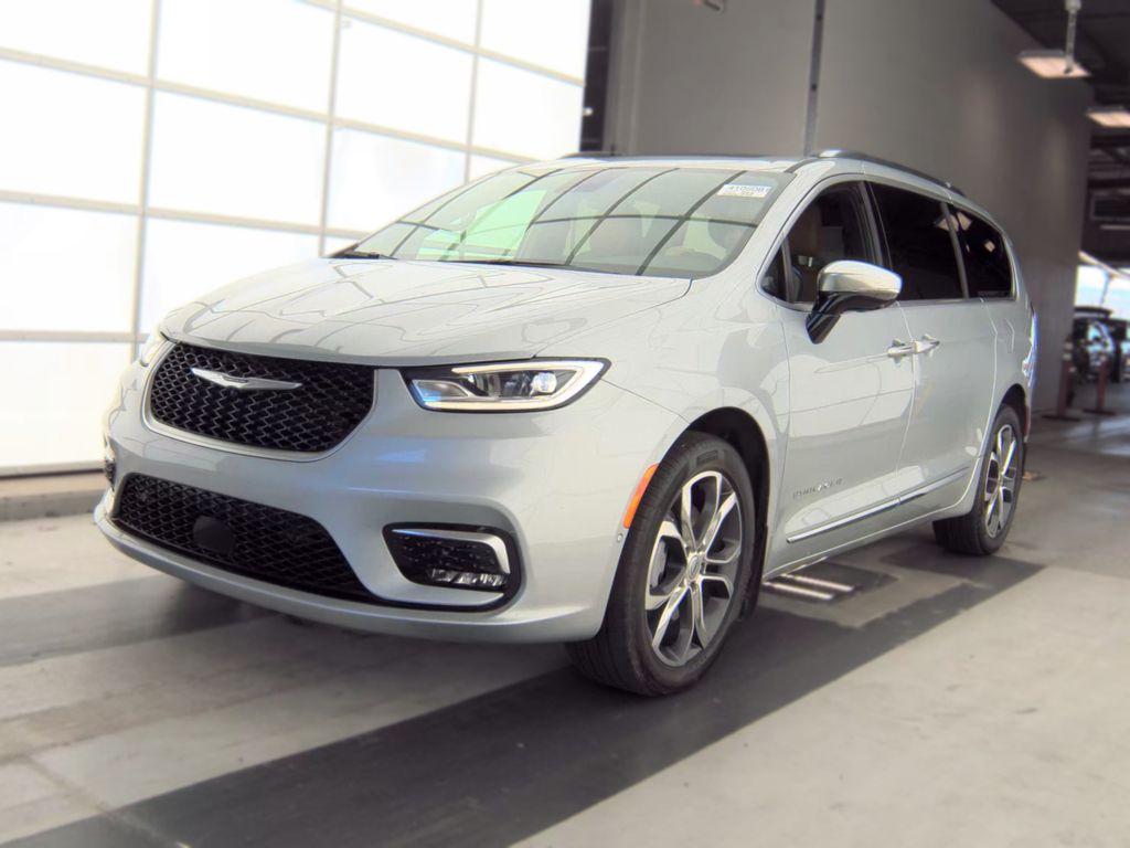 2023 Chrysler Pacifica Pinnacle photo