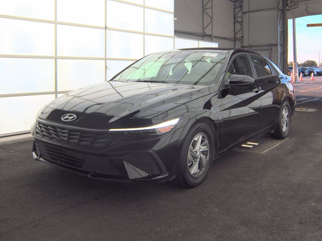 2025 Hyundai Elantra SE photo