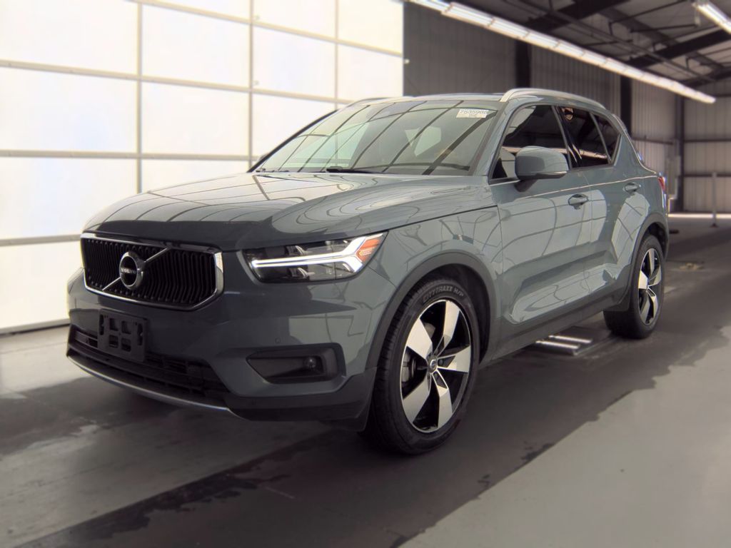 2021 Volvo XC40 Momentum photo