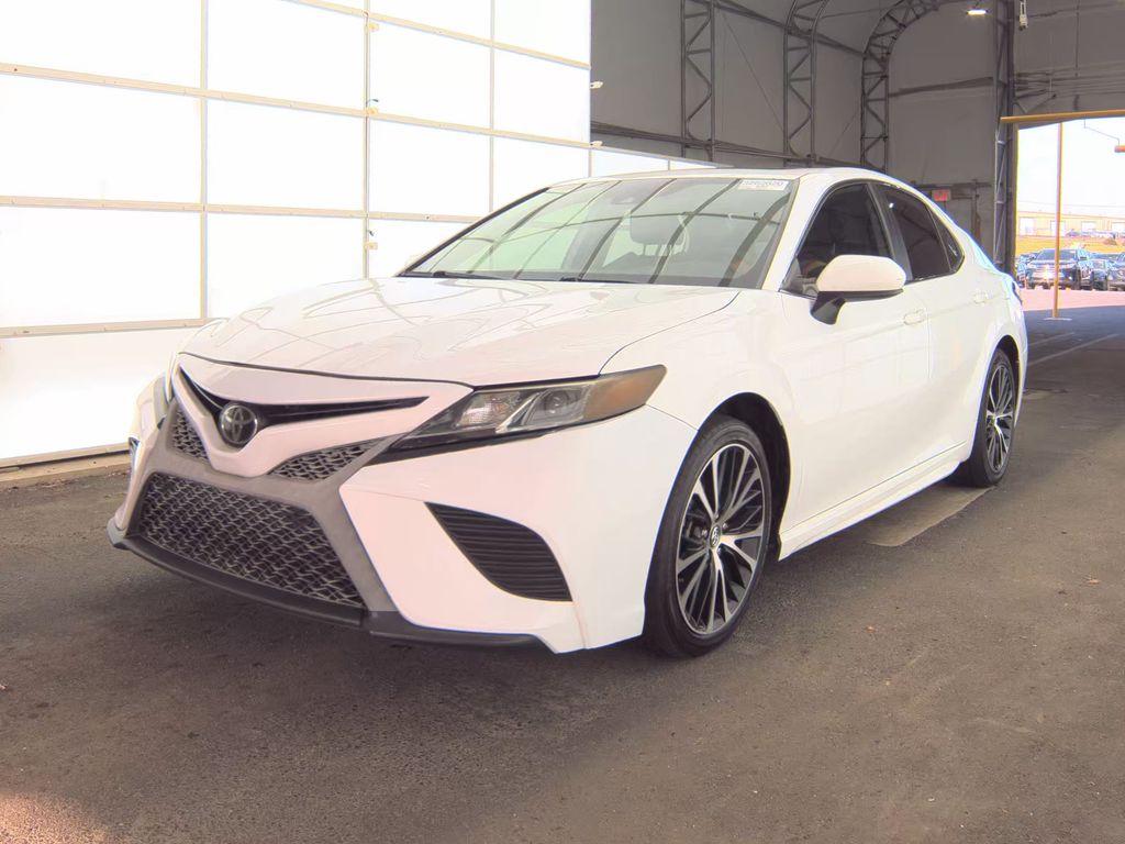 2019 Toyota Camry SE photo