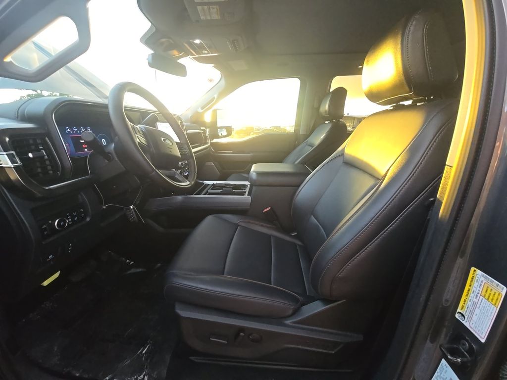 2025 Ford 350 SRW Lariat photo